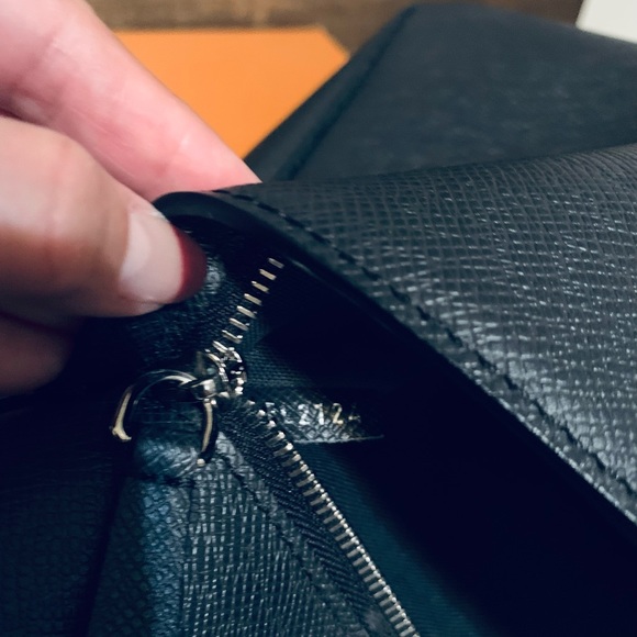 ‼️SOLD @ ANOTHER PLATFORM‼️🔥AUTH LV ARDOISE TAIGA PORTE-DOCUMENTS 🔥 - Picture 6 of 9